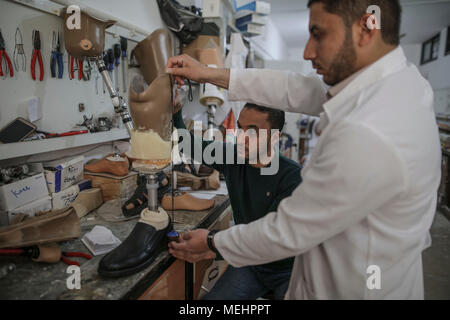 Gaza, Palästina, 22. April 2018. Mitarbeiter von Gazas künstliche Gliedmaßen und Polio Center (ALPC) bereiten prothetischen Beine, in Gaza, den 22. April 2018. Die alpc wurde 1974 gegründet und betreibt mit der technischen Unterstützung des Internationalen Roten Kreuzes. Es ist das einzige Zentrum seiner Art in den Gazastreifen, die Prothesen und Orthesen zur Verfügung stellt. Nach Gaza Gesundheit Ministerium, 17 Palästinenser Gliedmaßen, nachdem es Zugang zu einer ausreichenden medizinischen Versorgung außerhalb Gazastreifen amputiert. Quelle: dpa Picture alliance/Alamy leben Nachrichten Stockfoto