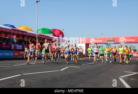 London, Großbritannien. 22 Apr, 2018. Para-Athleten konkurrieren während der London Marathon 2018 in London, Großbritannien am 22. April 2018. Credit: Xu Hui/Xinhua/Alamy leben Nachrichten Stockfoto