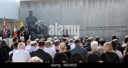 Sachsenhausen, Deutschland, 22. April 2018. Menschen nehmen an der zentralen Gedenkveranstaltung im ehemaligen KZ Sachsenhausen. Quelle: dpa Picture alliance/Alamy leben Nachrichten Stockfoto