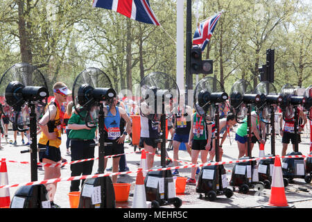 London, UK, 22. April 2018. Runner's Abkühlen nach der Fertigung mit Ventilatoren Credit: Alex Cavendish/Alamy leben Nachrichten Stockfoto