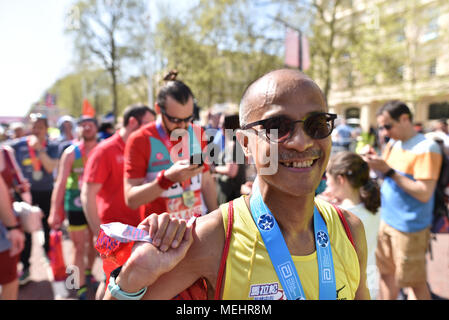 Die Mall, London UK. 22. April 2018. Tausende von Menschen in den jährlichen Virgin Money London Marathon. Quelle: Matthew Chattle/Alamy leben Nachrichten Stockfoto