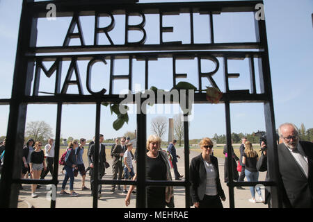 Sachsenhausen, Deutschland, 22. April 2018. Monika Gruetters (CDU, l-r), Staatsminister für Kultur; Martina Münch (SPD, l-r), Brandenburg Forschungsminister; und Günter Morsch, Direktor der Stiftung Brandenburgische Gedenkstätten, nehmen teil an der zentralen Gedenkveranstaltung im ehemaligen KZ Sachsenhausen. Quelle: dpa Picture alliance/Alamy leben Nachrichten Stockfoto
