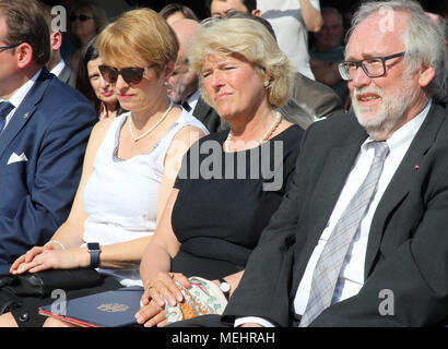 Sachsenhausen, Deutschland, 22. April 2018. Martina Münch (SPD, l-r), Brandenburg Forschungsminister; Monika Gruetters (CDU), Staatsminister für Kultur; und Günter Morsch, Direktor der Stiftung Brandenburgische Gedenkstätten, nehmen teil an der zentralen Gedenkveranstaltung im ehemaligen KZ Sachsenhausen. Quelle: dpa Picture alliance/Alamy leben Nachrichten Stockfoto