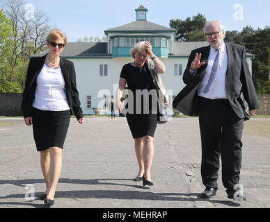Sachsenhausen, Deutschland, 22. April 2018. Martina Münch (SPD, l-r), Brandenburg Forschungsminister; Monika Gruetters (CDU), Staatsminister für Kultur; und Günter Morsch, Direktor der Stiftung Brandenburgische Gedenkstätten, nehmen teil an der zentralen Gedenkveranstaltung im ehemaligen KZ Sachsenhausen. Quelle: dpa Picture alliance/Alamy leben Nachrichten Stockfoto