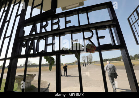Sachsenhausen, Deutschland, 22. April 2018. Menschen nehmen an der zentralen Gedenkveranstaltung im ehemaligen KZ Sachsenhausen. Quelle: dpa Picture alliance/Alamy leben Nachrichten Stockfoto