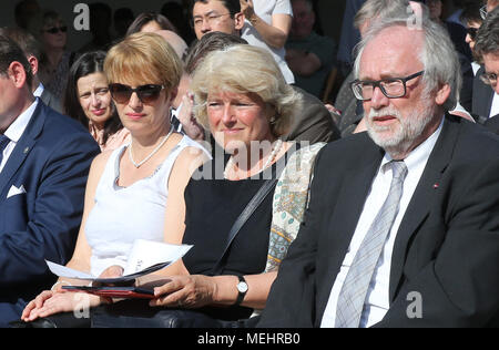 Sachsenhausen, Deutschland, 22. April 2018. Martina Münch (SPD, l-r), Brandenburg Forschungsminister; Monika Gruetters (CDU), Staatsminister für Kultur; und Günter Morsch, Direktor der Stiftung Brandenburgische Gedenkstätten, nehmen teil an der zentralen Gedenkveranstaltung im ehemaligen KZ Sachsenhausen. Quelle: dpa Picture alliance/Alamy leben Nachrichten Stockfoto