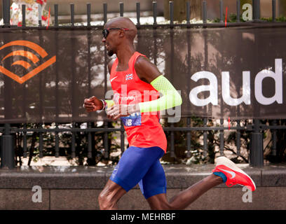 Sir Mo Farah konkurrieren in er 2018 London Marathon. Er ging auf die 3. beenden, in der die Männer Elite Rennen, in der Zeit von 02.06.21, eine neue britische aufzeichnen. Stockfoto