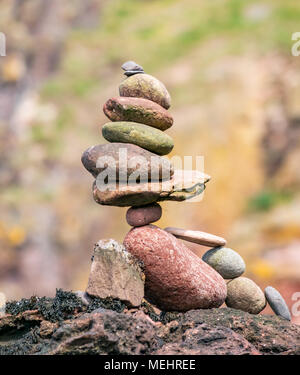 Dunbar, Schottland, 22. April 2018. Auge Cave Strand, Dunbar, East Lothian, Schottland, Vereinigtes Königreich. In der zweiten Europäischen Stein stacking Meisterschaft, von Dunbar Street Art Trail organisiert. Die abschließende Konkurrenz war die meisten künstlerischen Stein Balance zu schaffen. Nahaufnahme von einem Stein ausgewogene Stapel Stockfoto