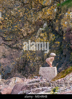 Dunbar, Schottland, 22. April 2018. Auge Cave Strand, Dunbar, East Lothian, Schottland, Vereinigtes Königreich. In der zweiten Europäischen Stein stacking Meisterschaft, von Dunbar Street Art Trail organisiert. Die abschließende Konkurrenz war die meisten künstlerischen Stein Balance zu schaffen. Ein Stein ausgewogene Arbeit der Kunst Stockfoto