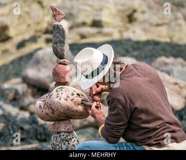 Dunbar, Schottland, 22. April 2018. Auge Cave Strand, Dunbar, East Lothian, Schottland, Vereinigtes Königreich. In der zweiten Europäischen Stein stacking Meisterschaft, von Dunbar Street Art Trail organisiert. Die abschließende Konkurrenz war die meisten künstlerischen Stein Balance zu schaffen. Marco Montesini, einem Wettbewerber aus Spanien, schafft ein ausgewogenes Kunstwerk aus Stein Stockfoto