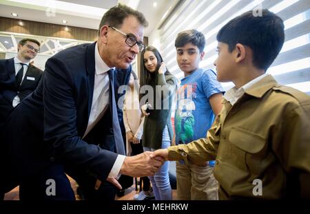 22. April 2018, Erbil, Irak: Gerd Müller (CSU), Minister für Entwicklung, Sprechen, der nach der Eröffnung eines Migration Advisory Center mit Flüchtlingen, die aus Deutschland zurückgegeben haben. Müller hält politische Gespräche im Irak und wird Hilfe Projekte besuchen. Foto: Kay Nietfeld/dpa Stockfoto