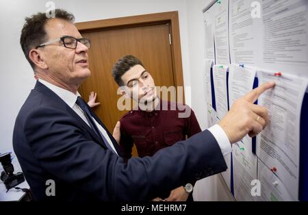 22. April 2018, Erbil, Irak: Gerd Müller (CSU), Minister für Entwicklung, sucht Stellenangebote, der nach der Eröffnung eines Migration Beratungszentrum mit Mustafa, ein Flüchtling, der aus Deutschland kam. Müller hält politische Gespräche im Irak und wird Hilfe Projekte besuchen. Foto: Kay Nietfeld/dpa Stockfoto