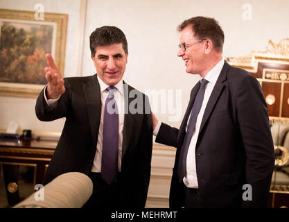 22. April 2018, Erbil, Irak: Gerd Müller (CSU), Minister für Entwicklung, wird durch Nechirvan Barzani (l), Ministerpräsident der Region Kurdistan im Irak erhalten. Müller hält politische Gespräche im Irak und wird Hilfe Projekte besuchen. Foto: Kay Nietfeld/dpa Stockfoto