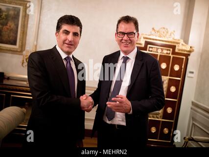 22. April 2018, Erbil, Irak: Gerd Müller (CSU), Minister für Entwicklung, wird durch Nechirvan Barzani (l), Ministerpräsident der Region Kurdistan im Irak erhalten. Müller hält politische Gespräche im Irak und wird Hilfe Projekte besuchen. Foto: Kay Nietfeld/dpa Stockfoto