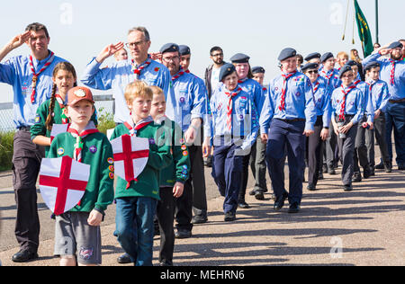 Bournemouth, Dorset, Großbritannien 22nd. April 2018. Warmes, sonniges Wetter, während Hunderte sich herausstellen, um die Parade der Pfadfinder des St. George's Day in Bournemouth zu unterstützen. Jugendliche Jungen und Mädchen Pfadfinder Jungen Biber feiern Saint Georges Tag an der Prozession teilnehmen. Junge Pfadfinder Jungen mit ihren hausgemachten Schilde aus Karton gefolgt von Air Scouts gefertigt. Quelle: Carolyn Jenkins/Alamy Live News Stockfoto