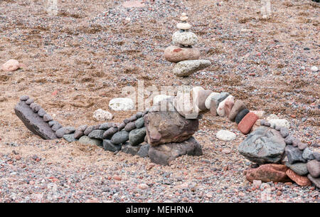 Dunbar, Schottland, 22. April 2018. Auge Cave Strand, Dunbar, East Lothian, Schottland, Vereinigtes Königreich. In der zweiten Europäischen Stein stacking Meisterschaft, von Dunbar Street Art Trail organisiert. Die abschließende Konkurrenz war die meisten künstlerischen Stein Balance zu schaffen. Ein Stein ausgewogene Bogen, Teil einer Schaffung von Arbeitsplätzen durch die Gesamtsieger, Pedro Duran aus Spanien Stockfoto