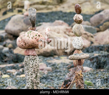 Dunbar, Schottland, 22. April 2018. Auge Cave Strand, Dunbar, East Lothian, Schottland, Vereinigtes Königreich. In der zweiten Europäischen Stein stacking Meisterschaft, von Dunbar Street Art Trail organisiert. Die abschließende Konkurrenz war die meisten künstlerischen Stein Balance zu schaffen. Stein ausgewogene Arbeit der Kunst Stockfoto