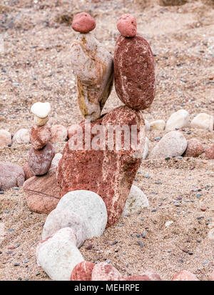 Dunbar, Schottland, 22. April 2018. Auge Cave Strand, Dunbar, East Lothian, Schottland, Vereinigtes Königreich. In der zweiten Europäischen Stein stacking Meisterschaft, von Dunbar Street Art Trail organisiert. Die abschließende Konkurrenz war die meisten künstlerischen Stein Balance zu schaffen. Stein ausgewogene Arbeit der Kunst Stockfoto