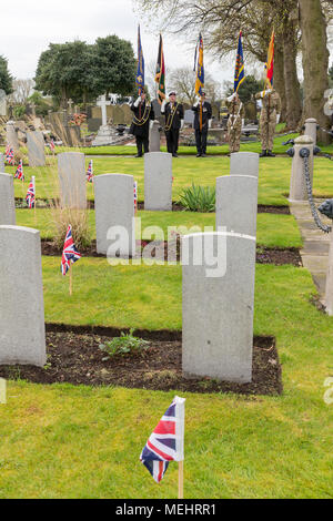 Standardträger stolz halten Sie ihre Farben in der Nähe der Gräber von ex-Soldaten auf Soldaten' Ecke während der Service der Jahrestag der ANZAC Day - Warrington, UK, 22. April 2018 zu gedenken. Der Jahrestag der ANZAC Tag begeht am Sonntag, 22. April 2018 im Rahmen der Soldaten Ecke von Warrington Friedhof gewesen, als der stellvertretende Bürgermeister, Herr Stadtrat Karen Mundry, Kadetten von der Königin Lancashire Regiment, Warrington Meer Kadetten und viele Veteranen waren anwesend: John Hopkins/Alamy leben Nachrichten Stockfoto