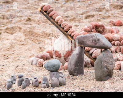 Dunbar, Schottland, 22. April 2018. Auge Cave Strand, Dunbar, East Lothian, Schottland, Vereinigtes Königreich. In der zweiten Europäischen Stein stacking Meisterschaft, von Dunbar Street Art Trail organisiert. Die abschließende Konkurrenz war die meisten künstlerischen Stein Balance zu schaffen. Stein ausgewogene Arbeit der Kunst, die Menschen am Eingang zu einem Jahrmarkt mit einer Achterbahn. Stockfoto