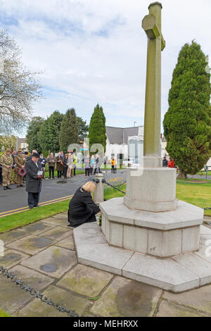 Cllr Karen Mundry, stellvertretender Bürgermeister von Warrington, legt einen Kranz am Sockel des Kreuzes auf Soldaten' Corner im Gedenken an den Jahrestag der ANZAC Day - Warrington, UK, 22. April 2018. Der Jahrestag der ANZAC Tag begeht am Sonntag, 22. April 2018 im Rahmen der Soldaten Ecke von Warrington Friedhof gewesen, als der stellvertretende Bürgermeister, Herr Stadtrat Karen Mundry, Kadetten von der Königin Lancashire Regiment, Warrington Meer Kadetten und viele Veteranen waren anwesend: John Hopkins/Alamy leben Nachrichten Stockfoto