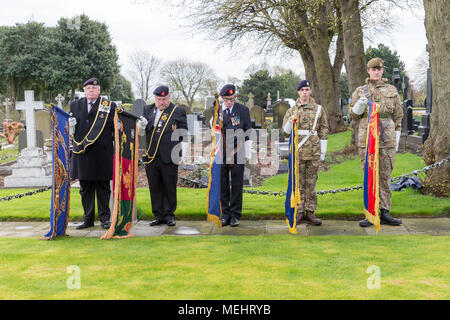 Standardträger geringere ihre Farben in Erinnerung an die Soldaten, die bei Gallipoli während ANZAC Day fiel - Warrington, UK, 22. April 2018. Der Jahrestag der ANZAC Tag begeht am Sonntag, 22. April 2018 im Rahmen der Soldaten Ecke von Warrington Friedhof gewesen, als der stellvertretende Bürgermeister, Herr Stadtrat Karen Mundry, Kadetten von der Königin Lancashire Regiment, Warrington Meer Kadetten und viele Veteranen waren anwesend: John Hopkins/Alamy leben Nachrichten Stockfoto