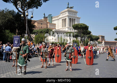 Rom, Italien. April 2018. Natale di Roma in Rom, Italien. Rom feiert den 2771. Jahrestag der Stadtgründung am 21. April 753 v. Chr. historische Parade in den Straßen Roms. Die Menschen tragen alte römische Kostüme. Quelle: Vito Arcomano/Alamy Live News Stockfoto