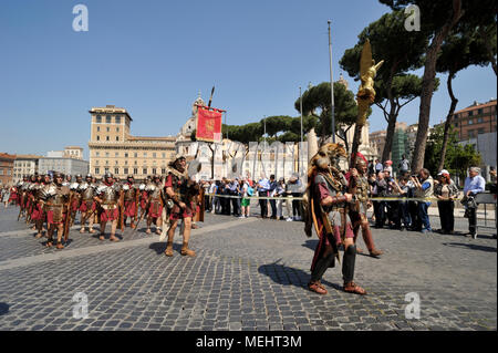 Rom, Italien. April 2018. Natale di Roma in Rom, Italien. Rom feiert den 2771. Jahrestag der Stadtgründung am 21. April 753 v. Chr. historische Parade in den Straßen Roms. Die Menschen tragen alte römische Kostüme. Quelle: Vito Arcomano/Alamy Live News Stockfoto