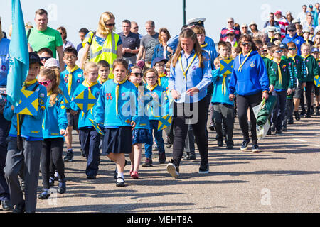 Bournemouth, Dorset, Großbritannien 22. April 2018. Warmes, sonniges Wetter, während Hunderte sich herausstellen, um die Parade der Pfadfinder des St. George's Day in Bournemouth zu unterstützen. Jugendliche Jungen und Mädchen Pfadfinder Jungen Biber feiern Saint Georges Tag an der Prozession teilnehmen. Quelle: Carolyn Jenkins/Alamy Live News Stockfoto