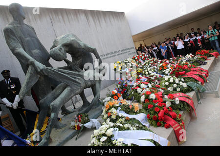 Sachsenhausen, Deutschland, 22. April 2018. Menschen, die sich an der zentralen Gedenkfeier im ehemaligen Konzentrationslager Sachsenhausen auf dem 73. Jahrestag der Befreiung der Gefangenen. Sie gehen durch das Haupttor. Foto: Wolfgang Kumm/dpa Quelle: dpa Picture alliance/Alamy leben Nachrichten Stockfoto