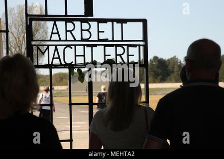 Sachsenhausen, Deutschland, 22. April 2018. Menschen, die sich an der zentralen Gedenkfeier im ehemaligen Konzentrationslager Sachsenhausen auf dem 73. Jahrestag der Befreiung der Gefangenen. Sie gehen durch das Haupttor. Foto: Wolfgang Kumm/dpa Quelle: dpa Picture alliance/Alamy leben Nachrichten Stockfoto