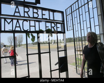 Sachsenhausen, Deutschland, 22. April 2018. Minister für kulturelle Angelegenheiten, Monika Gruetters der Christlich Demokratischen Union (CDU), zu Fuß durch das Haupttor, als Sie an der zentralen Gedenkfeier im ehemaligen Konzentrationslager Sachsenhausen. Foto: Wolfgang Kumm/dpa Quelle: dpa Picture alliance/Alamy leben Nachrichten Stockfoto