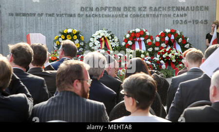 Sachsenhausen, Deutschland, 22. April 2018. Menschen, die sich an der zentralen Gedenkfeier im ehemaligen Konzentrationslager Sachsenhausen auf dem 73. Jahrestag der Befreiung der Gefangenen. Sie gehen durch das Haupttor. Foto: Wolfgang Kumm/dpa Quelle: dpa Picture alliance/Alamy leben Nachrichten Stockfoto