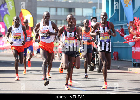 London, UK, 22. April 2018. Der elite Männer Rennen auf der berühmten Tower Bridge. Kenias Eliud Kipchoge geht schließlich auf das Rennen in der mörderischen Hitze zu gewinnen, in 2:04:17. Rekordzahlen der Läufer nehmen an der berühmten Rennen - nur über 47.000 registrierte und rund 41.000 haben ihre Rennen packs abgeholt am Start. Trotz vieler Schwierigkeiten mit den warmen und sonnigen Wetter entlang der Route, das Rennen wird voraussichtlich noch auf Schiene zurück Finish Line zahlen zu schlagen zu sein, auch. Credit: Imageplotter Nachrichten und Sport/Alamy leben Nachrichten Stockfoto