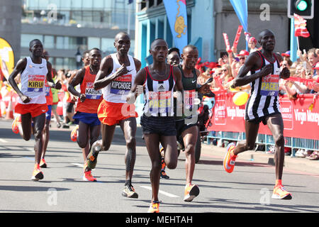 London, UK, 22. April 2018. Der elite Männer Rennen auf der berühmten Tower Bridge. Kenias Eliud Kipchoge geht schließlich auf das Rennen in der mörderischen Hitze zu gewinnen, in 2:04:17. Rekordzahlen der Läufer nehmen an der berühmten Rennen - nur über 47.000 registrierte und rund 41.000 haben ihre Rennen packs abgeholt am Start. Trotz vieler Schwierigkeiten mit den warmen und sonnigen Wetter entlang der Route, das Rennen wird voraussichtlich noch auf Schiene zurück Finish Line zahlen zu schlagen zu sein, auch. Credit: Imageplotter Nachrichten und Sport/Alamy leben Nachrichten Stockfoto