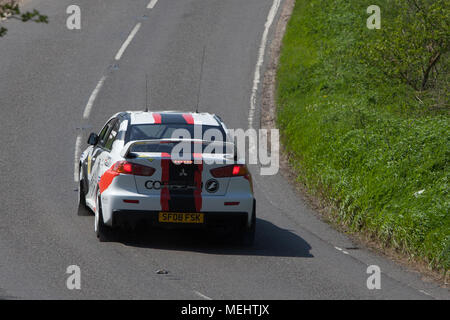 Tendring und Clacton, England. 22. April 2018. Der erste geschlossene Road Rally in England fegt durch Tendring, Essex gehalten zu werden. Die wegweisende Corbeau sitze Rallye sieht 120 Wettbewerber über fünf Wertungsprüfungen konkurrieren. Rund 10.000 Zuschauer Beifall auf den Treiber. Stephanie Humphries/Alamy leben Nachrichten Stockfoto