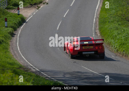 Tendring und Clacton, England. 22. April 2018. Der erste geschlossene Road Rally in England fegt durch Tendring, Essex gehalten zu werden. Die wegweisende Corbeau sitze Rallye sieht 120 Wettbewerber über fünf Wertungsprüfungen konkurrieren. Rund 10.000 Zuschauer Beifall auf den Treiber. Stephanie Humphries/Alamy leben Nachrichten Stockfoto