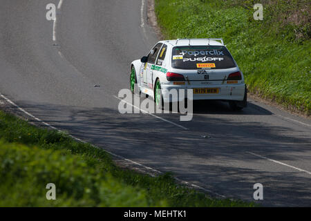 Tendring und Clacton, England. 22. April 2018. Der erste geschlossene Road Rally in England fegt durch Tendring, Essex gehalten zu werden. Die wegweisende Corbeau sitze Rallye sieht 120 Wettbewerber über fünf Wertungsprüfungen konkurrieren. Rund 10.000 Zuschauer Beifall auf den Treiber. Stephanie Humphries/Alamy leben Nachrichten Stockfoto