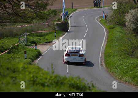 Tendring und Clacton, England. 22. April 2018. Der erste geschlossene Road Rally in England fegt durch Tendring, Essex gehalten zu werden. Die wegweisende Corbeau sitze Rallye sieht 120 Wettbewerber über fünf Wertungsprüfungen konkurrieren. Rund 10.000 Zuschauer Beifall auf den Treiber. Stephanie Humphries/Alamy leben Nachrichten Stockfoto