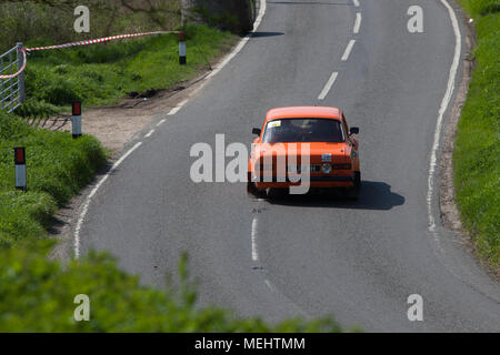 Tendring und Clacton, England. 22. April 2018. Der erste geschlossene Road Rally in England fegt durch Tendring, Essex gehalten zu werden. Die wegweisende Corbeau sitze Rallye sieht 120 Wettbewerber über fünf Wertungsprüfungen konkurrieren. Rund 10.000 Zuschauer Beifall auf den Treiber. Stephanie Humphries/Alamy leben Nachrichten Stockfoto