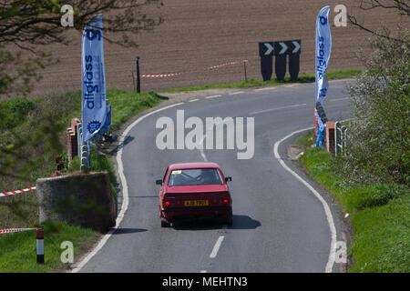 Tendring und Clacton, England. 22. April 2018. Der erste geschlossene Road Rally in England fegt durch Tendring, Essex gehalten zu werden. Die wegweisende Corbeau sitze Rallye sieht 120 Wettbewerber über fünf Wertungsprüfungen konkurrieren. Rund 10.000 Zuschauer Beifall auf den Treiber. Stephanie Humphries/Alamy leben Nachrichten Stockfoto