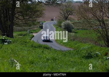 Tendring und Clacton, England. 22. April 2018. Der erste geschlossene Road Rally in England fegt durch Tendring, Essex gehalten zu werden. Die wegweisende Corbeau sitze Rallye sieht 120 Wettbewerber über fünf Wertungsprüfungen konkurrieren. Rund 10.000 Zuschauer Beifall auf den Treiber. Stephanie Humphries/Alamy leben Nachrichten Stockfoto