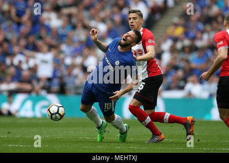 London, UK, 22. April 2018. London, UK, 22. April 2018. Olivier Giroud von Chelsea ist von Jan Bednarek von Southampton verschmutzt ist. Die Emirate FA Cup semi final Match, Chelsea v Southampton im Wembley Stadion in London am Sonntag, den 22. April 2018. Dieses Bild dürfen nur für redaktionelle Zwecke verwendet werden. Nur die redaktionelle Nutzung, eine Lizenz für die gewerbliche Nutzung erforderlich. Keine Verwendung in Wetten, Spiele oder einer einzelnen Verein/Liga/player Publikationen. pic von Andrew Obstgarten/Andrew Orchard sport Fotografie/Alamy leben Nachrichten Stockfoto