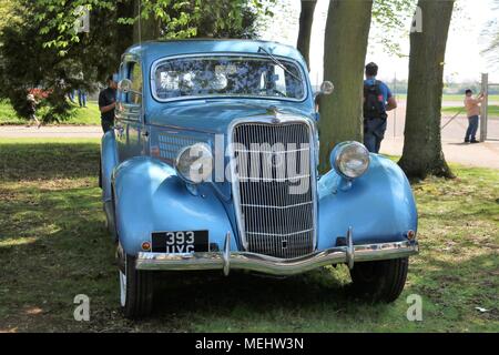 Bicester, Oxfordshire, UK. 22.04.2018. Sonntag Jagt 'Drive es Tag' im Bicester Erbe, das ist eine historische Ex-RAF-Basis anzeigen klassische Fahrzeuge, Pkw, Lkw, Motorräder, Fahrräder, Flugzeuge und Fahrzeuge enthalten. Credit: Michelle Brücken/Alamy Leben Nachrichten. Stockfoto