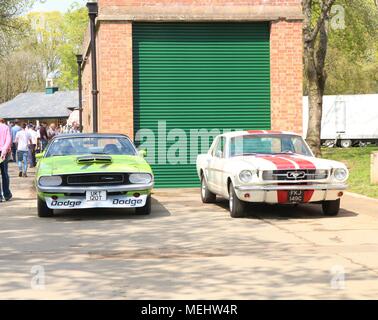 Bicester, Oxfordshire, UK. 22.04.2018. Sonntag Jagt 'Drive es Tag' im Bicester Erbe, das ist eine historische Ex-RAF-Basis anzeigen klassische Fahrzeuge, Pkw, Lkw, Motorräder, Fahrräder, Flugzeuge und Fahrzeuge enthalten. Credit: Michelle Brücken/Alamy Leben Nachrichten. Stockfoto