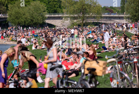 22 April 2018, Deutschland, München: Wanderer genießen Sie die schönen, sonnigen Wetter am Ufer der Isar. Foto: Sven Hoppe/dpa Stockfoto