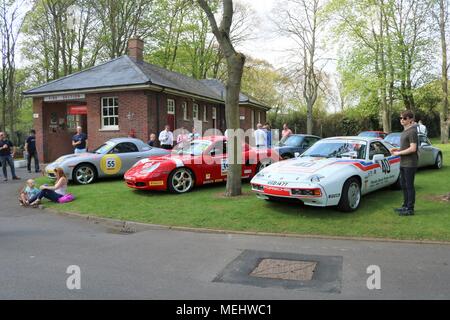 Bicester, Oxfordshire, UK. 22.04.2018. Sonntag Jagt 'Drive es Tag' im Bicester Erbe, das ist eine historische Ex-RAF-Basis anzeigen klassische Fahrzeuge, Pkw, Lkw, Motorräder, Fahrräder, Flugzeuge und Fahrzeuge enthalten. Credit: Michelle Brücken/Alamy Leben Nachrichten. Stockfoto