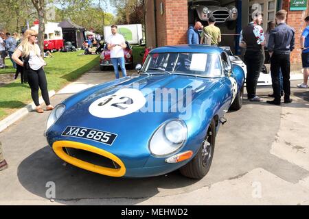 Bicester, Oxfordshire, UK. 22.04.2018. Sonntag Jagt 'Drive es Tag' im Bicester Erbe, das ist eine historische Ex-RAF-Basis anzeigen klassische Fahrzeuge, Pkw, Lkw, Motorräder, Fahrräder, Flugzeuge und Fahrzeuge enthalten. Credit: Michelle Brücken/Alamy Leben Nachrichten. Stockfoto