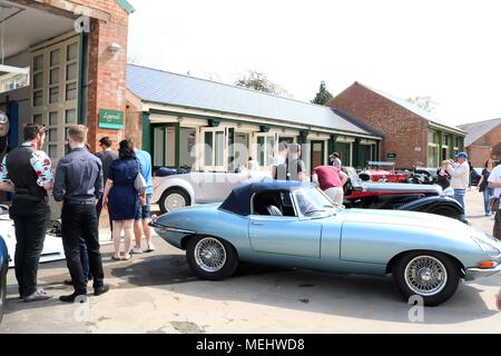 Bicester, Oxfordshire, UK. 22.04.2018. Sonntag Jagt 'Drive es Tag' im Bicester Erbe, das ist eine historische Ex-RAF-Basis anzeigen klassische Fahrzeuge, Pkw, Lkw, Motorräder, Fahrräder, Flugzeuge und Fahrzeuge enthalten. Credit: Michelle Brücken/Alamy Leben Nachrichten. Stockfoto