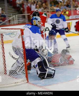 Budapest, Ungarn, 22. April 2018. Henrik Karlsson von Kasachstan Uhren das Getümmel vor seinem Ziel während der 2018 IIHF Eishockey-WM der Division I Gruppe A Match zwischen Ungarn und Kasachstan an Laszlo Papp Budapest Sportarena am 22. April 2018 in Budapest, Ungarn. Credit: Laszlo Szirtesi/Alamy leben Nachrichten Stockfoto